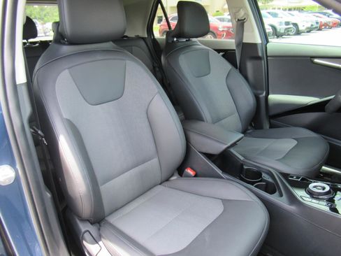 Used 2023 Kia Niro EX FWD image 9