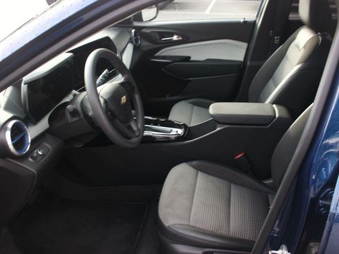 Used 2024 Chevrolet Trax LT FWD image 15