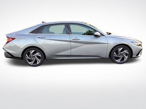 Used 2025 Hyundai Elantra SEL FWD image 12