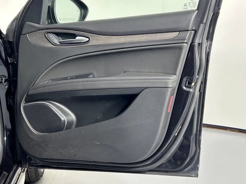 Used 2023 Alfa Romeo Stelvio Ti AWD/4WD image 9