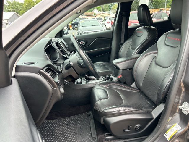 Used 2019 Jeep Cherokee Trailhawk AWD/4WD image 31