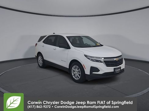 Used 2024 Chevrolet Equinox LS w/ LS Convenience Package FWD image 2