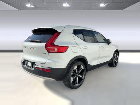 Certified 2021 Volvo XC40 T5 Momentum w/ Climate Package image 9