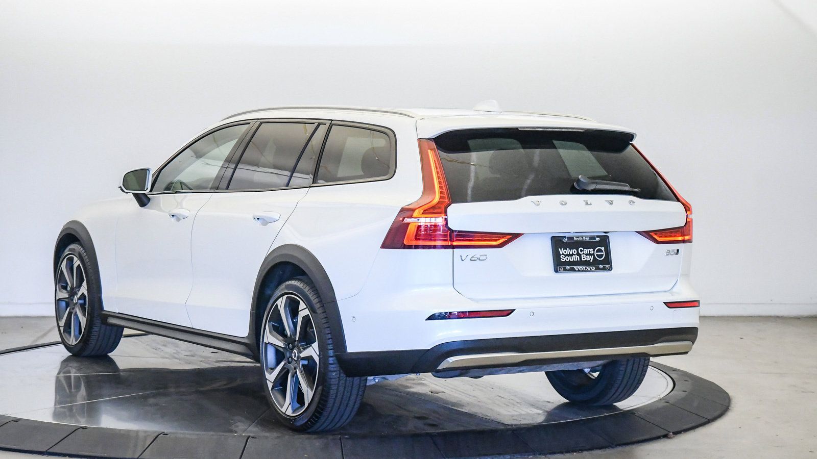Certified 2025 Volvo V60 B5 Cross Country Plus AWD/4WD image 2
