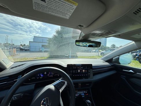 Used 2025 Volkswagen Jetta SE image 32