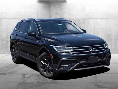 Certified 2023 Volkswagen Tiguan SE w/ Panoramic Sunroof Package AWD/4WD image 2