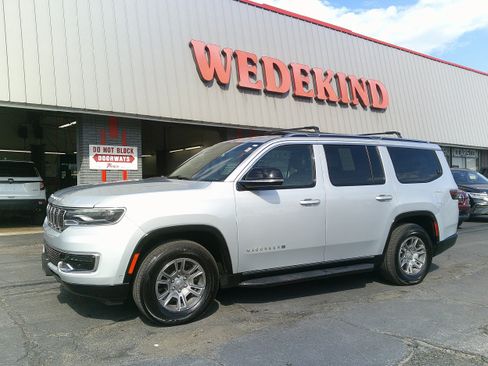 Used 2023 Jeep Wagoneer 4WD image 2