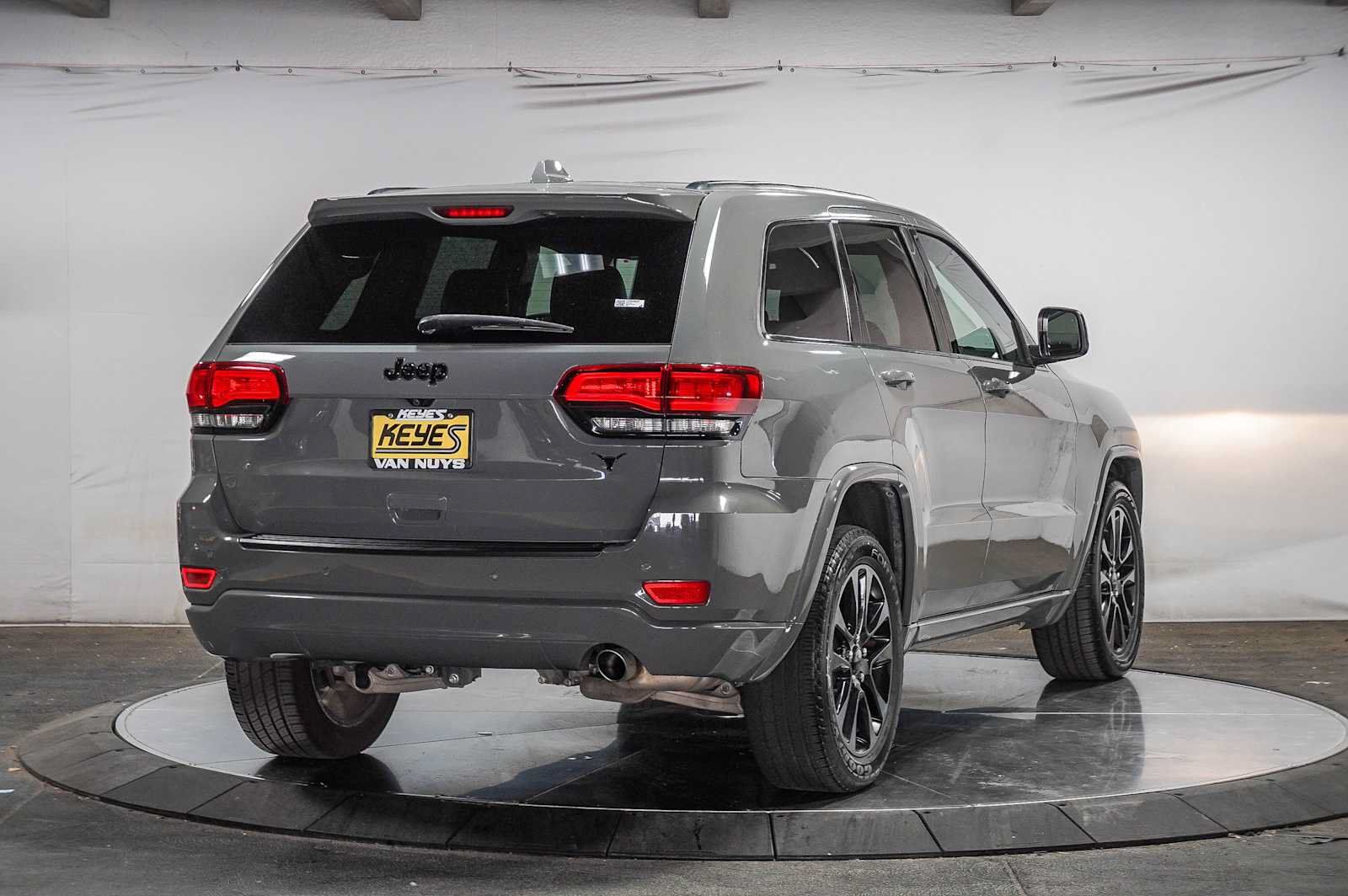 Used 2020 Jeep Grand Cherokee Altitude RWD image 4