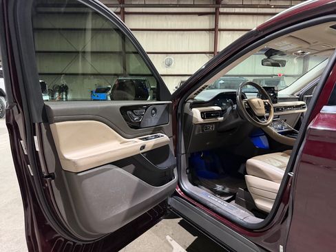 Used 2020 Lincoln Aviator Reserve w/ Equipment Group 201A AWD/4WD image 12
