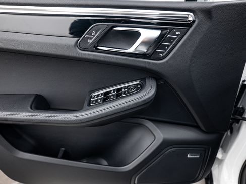 Certified 2026 Porsche Macan AWD/4WD image 17