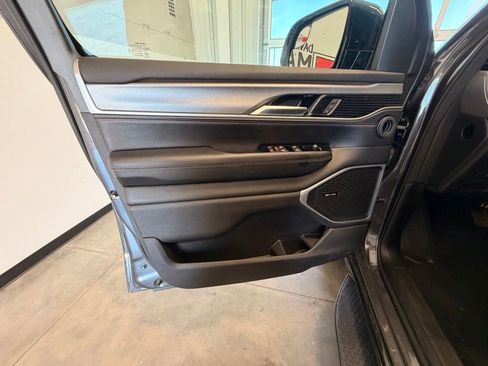 Used 2025 Jeep Wagoneer Series II AWD/4WD image 13