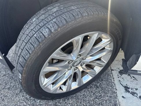 Used 2019 Cadillac Escalade Platinum RWD image 3