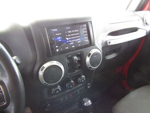 Used 2018 Jeep Wrangler Unlimited Sahara image 21