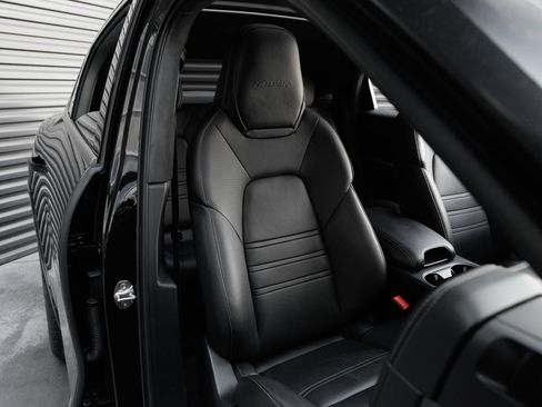 Certified 2025 Porsche Cayenne Turbo AWD/4WD image 39