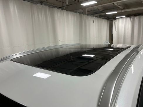 Used 2025 Volvo XC40 B5 Core image 5