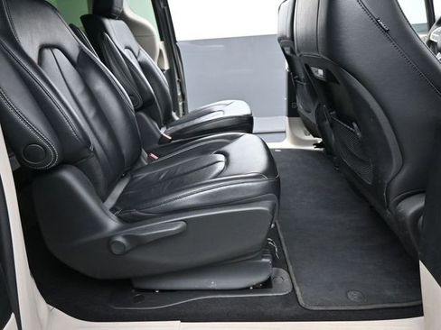 Used 2022 Chrysler Pacifica Touring-L image 15