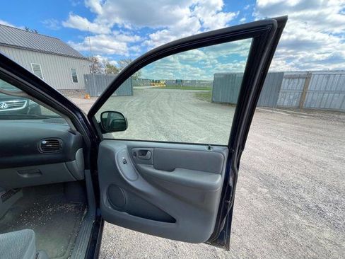 Used 2005 Chrysler Town & Country Touring FWD image 28