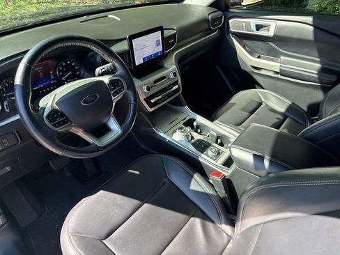 Used 2022 Ford Explorer XLT w/ Equipment Group 202A image 9
