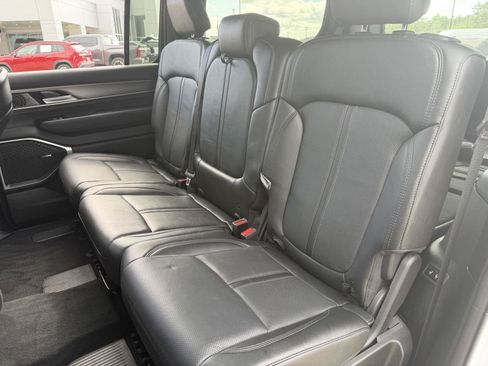 Certified 2025 Jeep Wagoneer Series II w/ 8-Passenger Seating Package AWD/4WD image 17