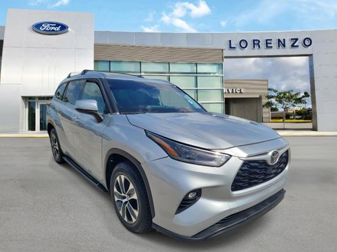 Used 2021 Toyota Highlander XLE FWD image 3
