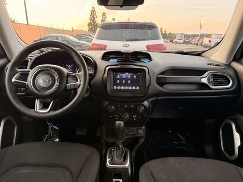 Used 2020 Jeep Renegade Latitude FWD image 3