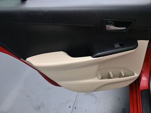 Used 2014 Toyota Camry LE image 11