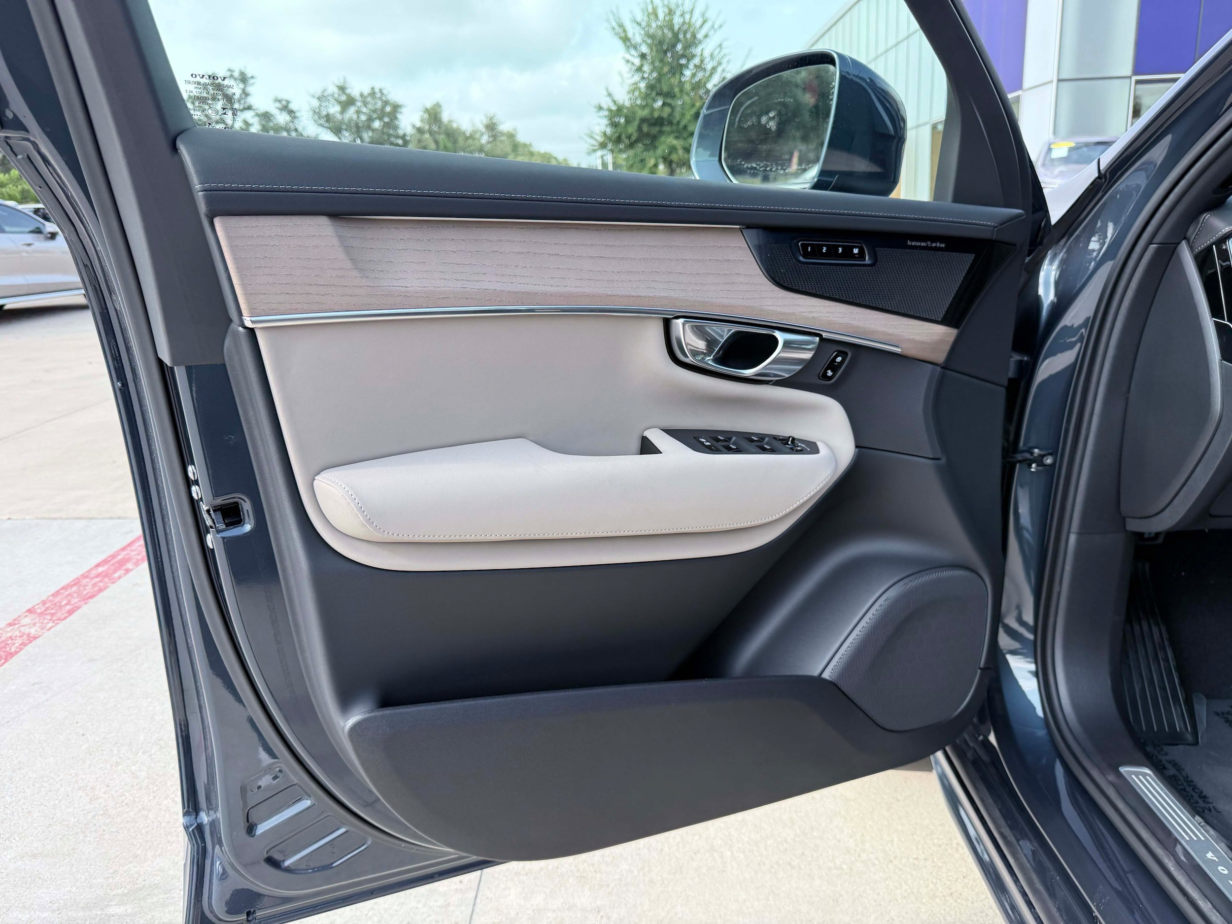New 2026 Volvo XC90 T8 Plus w/ Protection Package Premier AWD/4WD image 11