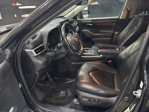 Used 2021 Toyota Highlander XLE AWD/4WD image 9