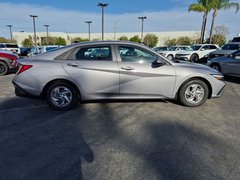 Used 2025 Hyundai Elantra SE image 8