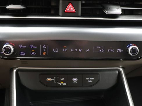 Used 2025 Kia Carnival FWD image 20