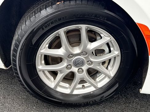 Used 2024 Chrysler Voyager LX image 9