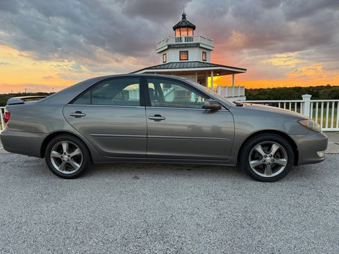 Used 2005 Toyota Camry SE image 4