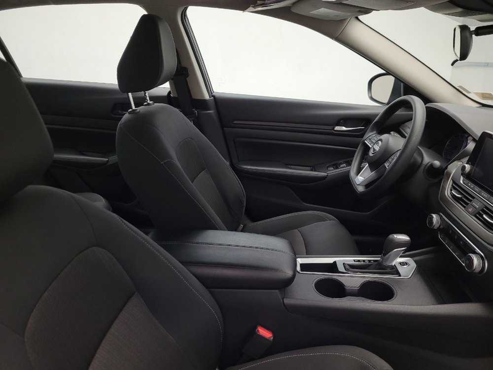 Used 2025 Nissan Altima 2.5 SV FWD image 21