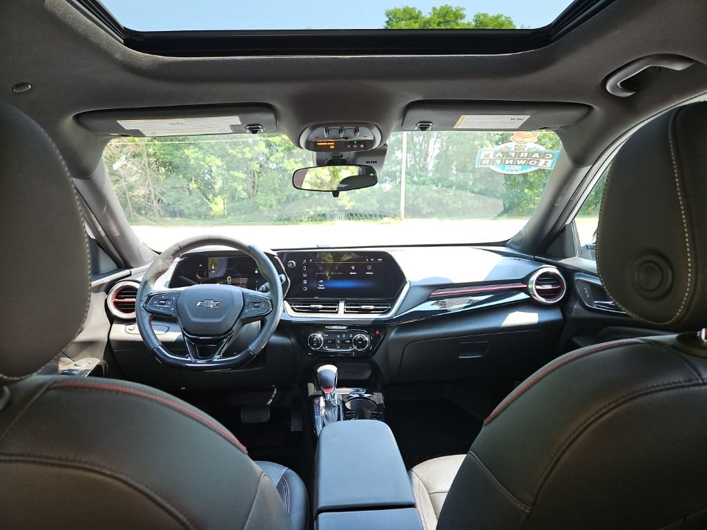 Used 2024 Chevrolet Trax RS w/ Sunroof Package FWD image 23