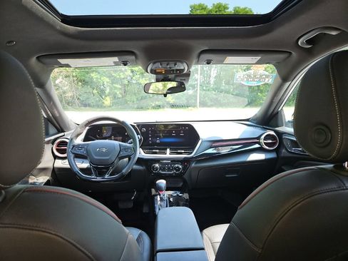Used 2024 Chevrolet Trax RS w/ Sunroof Package FWD image 23
