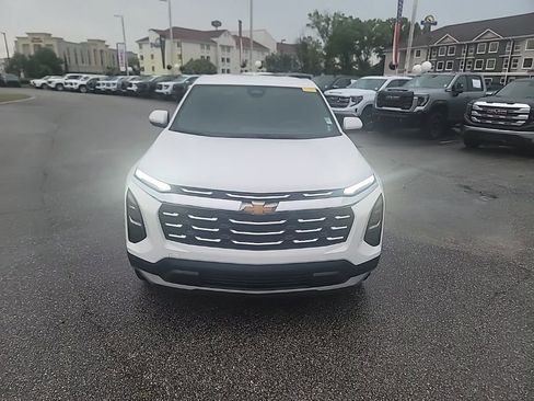 Certified 2026 Chevrolet Equinox LT FWD image 2