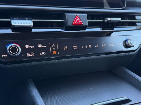 Used 2026 Kia Sportage EX w/ EX Panoramic Sunroof Package image 16