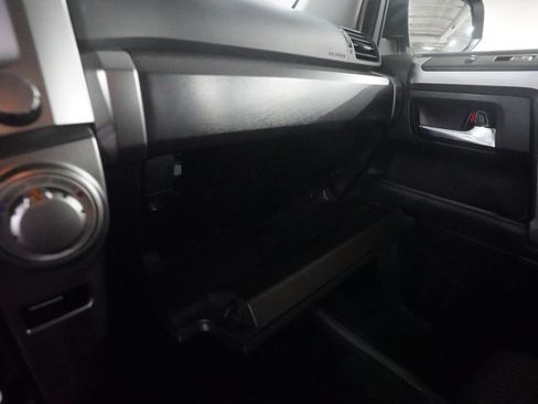 Used 2020 Toyota 4Runner SR5 AWD/4WD image 31