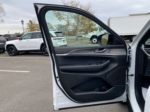 New 2025 Jeep Grand Cherokee Limited w/ Black Appearance Package image 21