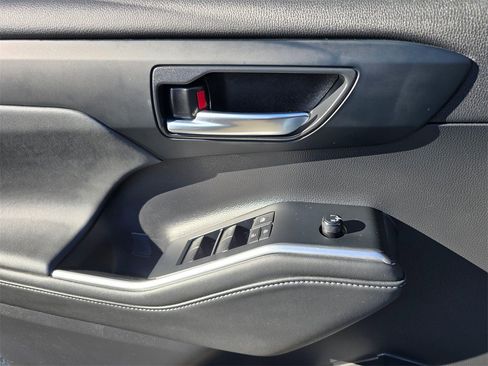 Certified 2022 Toyota Highlander XLE image 34