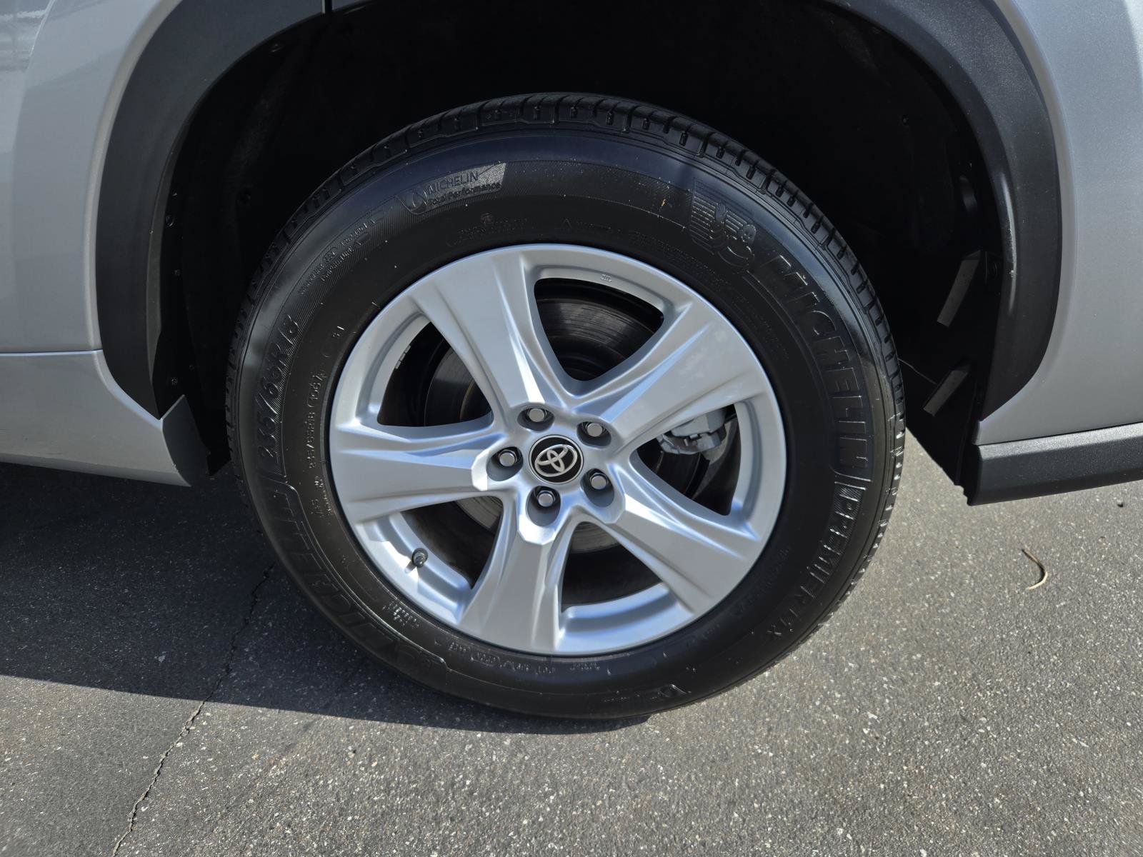 Used 2024 Toyota Highlander LE FWD image 38