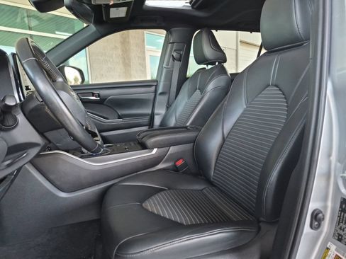 Used 2022 Toyota Highlander XSE FWD image 13