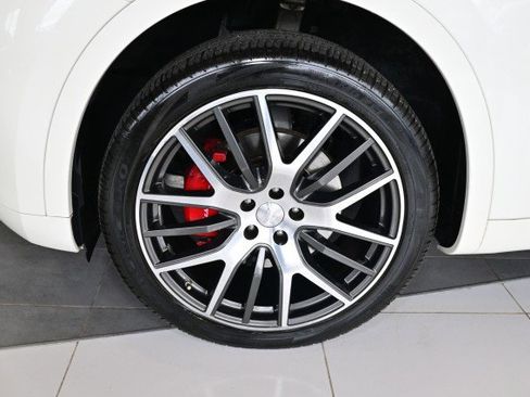 Used 2019 Maserati Levante GranLusso AWD/4WD image 16