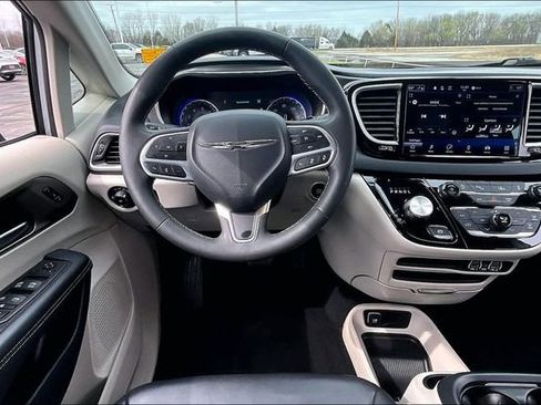 Used 2023 Chrysler Pacifica Touring-L FWD image 8
