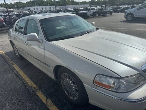 Used 2006 Lincoln Town Car Signature Limited RWD image 4