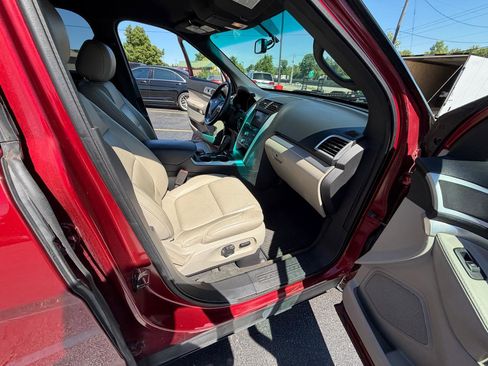 Used 2014 Ford Explorer XLT w/ Equipment Group 202A AWD/4WD image 42