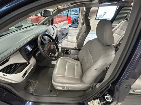 Used 2019 Toyota Sienna XLE w/ XLE Navigation Package FWD image 58
