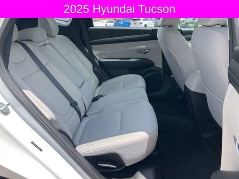 Used 2025 Hyundai Tucson SE image 14