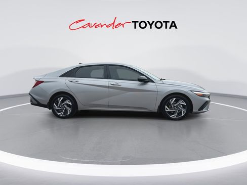 Used 2025 Hyundai Elantra Sport FWD image 9