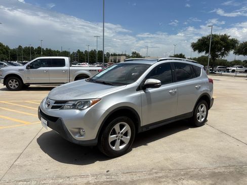 Used 2013 Toyota RAV4 XLE FWD image 4